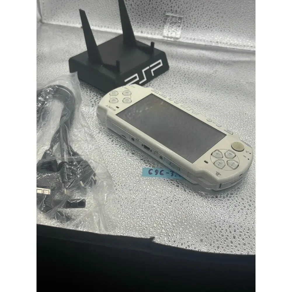 White psp 2000 w/charger & new battery - Picture 5 of 8